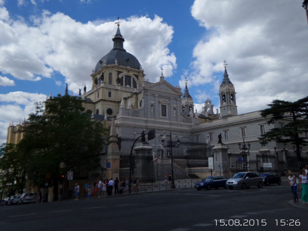 Madrid-Gezilecek-Yerler-cathedral-almudena